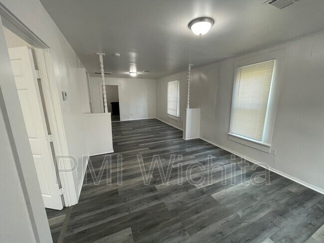 Foto del edificio - 2 Bedroom, 1 Bathrooms, newly renovated home, centrally located in Wichita Ks, will accept sectio...