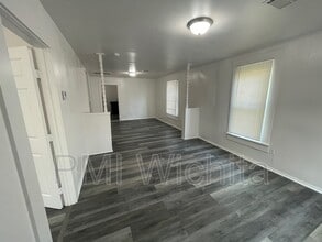 Building Photo - 202 N Ash St