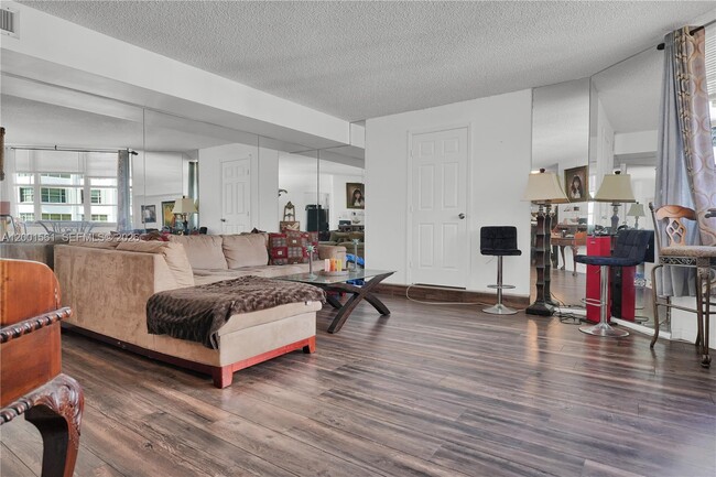 Building Photo - 905 Brickell Bay Dr