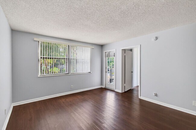 Foto del edificio - ONE BEDROOM ONE BATHROOM! WATERFRONT COMMUNITY!! W/D!