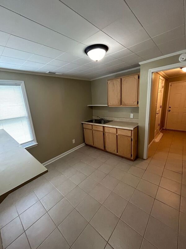 Building Photo - 2145 Roslyn Dr