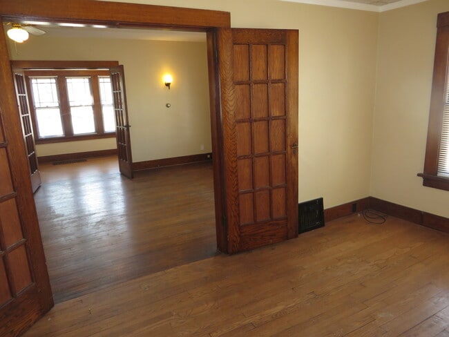 Foto del edificio - 826 Nuttman Ave