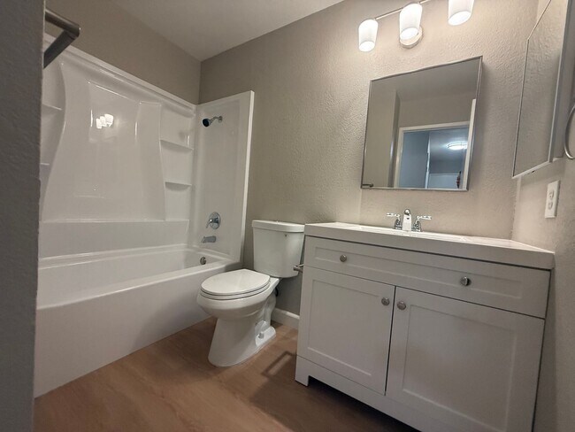 Building Photo - Spacious 3BD 2BA home with large fenced yard