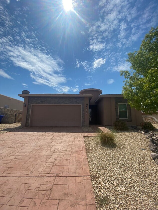 Primary Photo - Beautiful 4 Bedroom, 3 Bathroom Home! Avai...