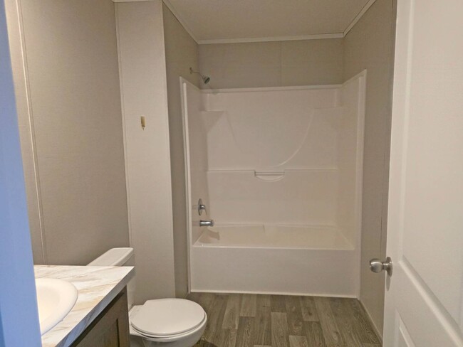 Foto del edificio - 705 W 8th St