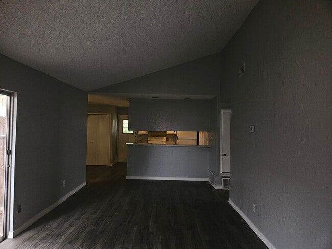 Building Photo - 2/2 Duplex in Leon Valley