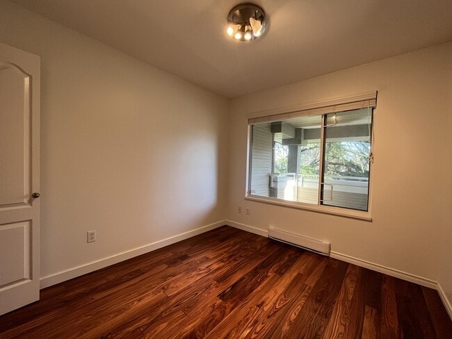 Building Photo - 3183 Esmond Ave