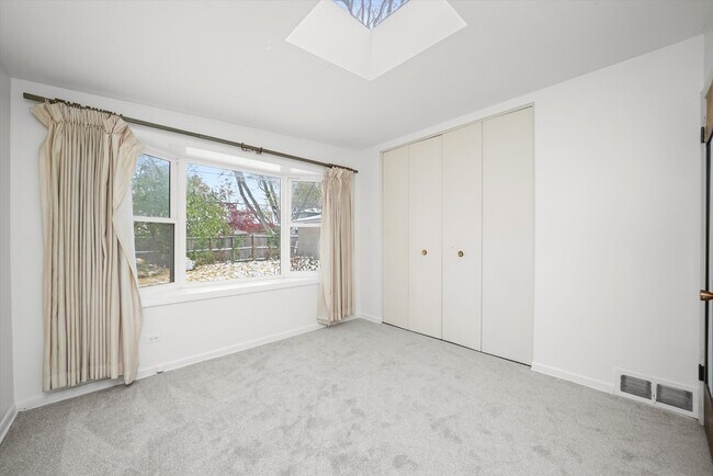 Foto del edificio - 400 Locust Rd