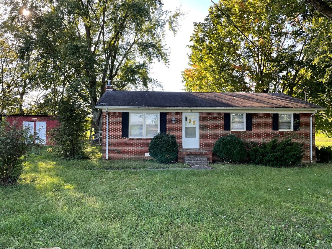 Foto principal - 3 bedroom 1 bath brick home in the country...