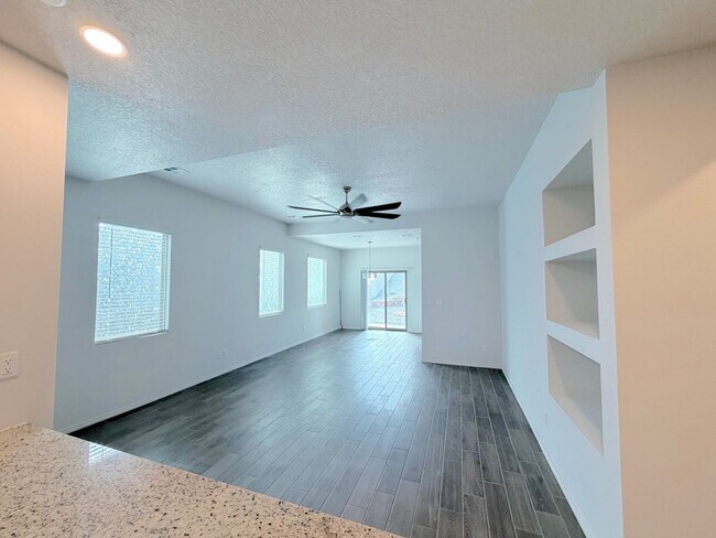 Building Photo - Beautiful 3 bed 2 bath home in Enchanted Hills area of Rio Rancho. Refrigerated Air! Near Hwy 550