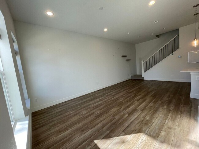 Foto del edificio - 3 BED/3 BATH TOWNHOME AVAILABLE NOW!
