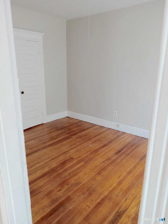Building Photo - 121 Lounsbury St