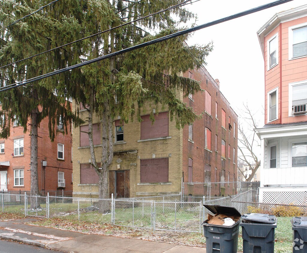 Building Photo - 17 Cabot St