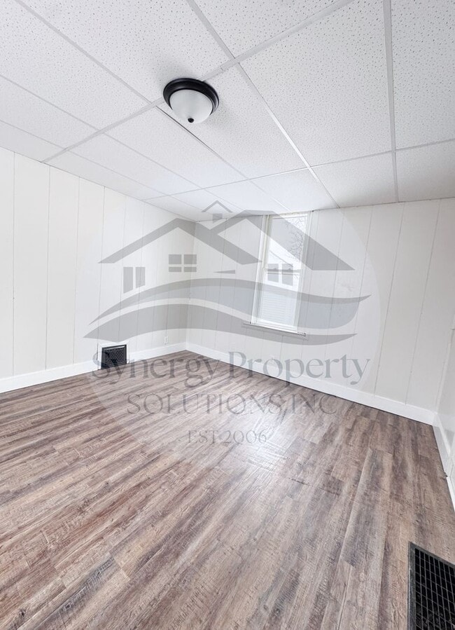 Building Photo - Crestline Home Available Now