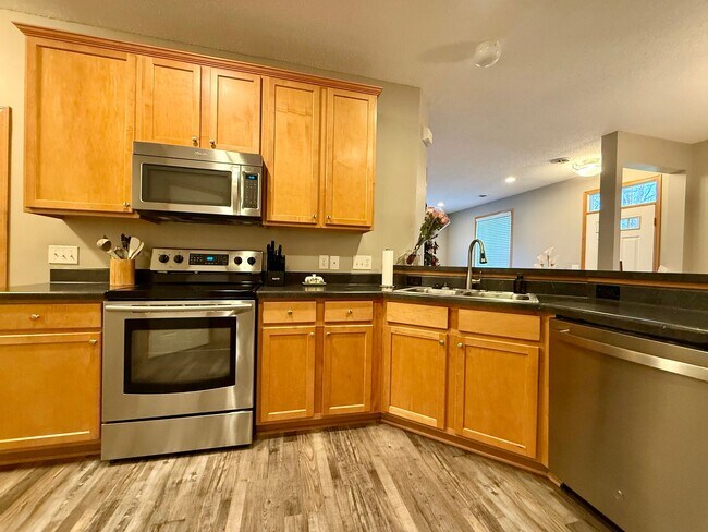 Foto del edificio - Great 3BR/2BA End Unit Elk River Townhome Available June!