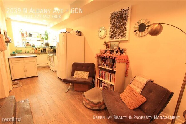Foto del edificio - Spacious Garden Unit in Logan Square