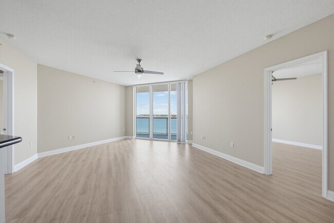 Foto del edificio - 241 Riverside Dr