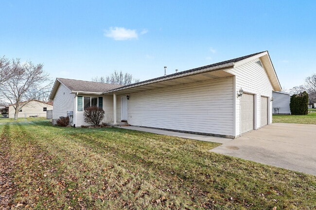 Building Photo - 2 bedroom Duplex - $1250/Month