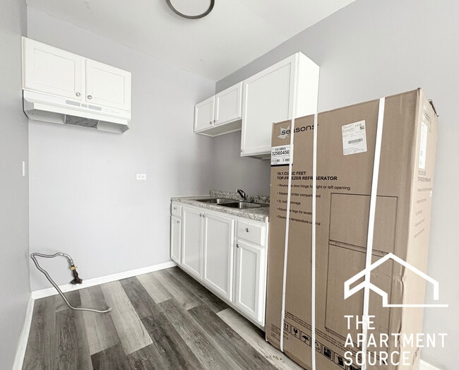 Building Photo - 6226 S Western Ave