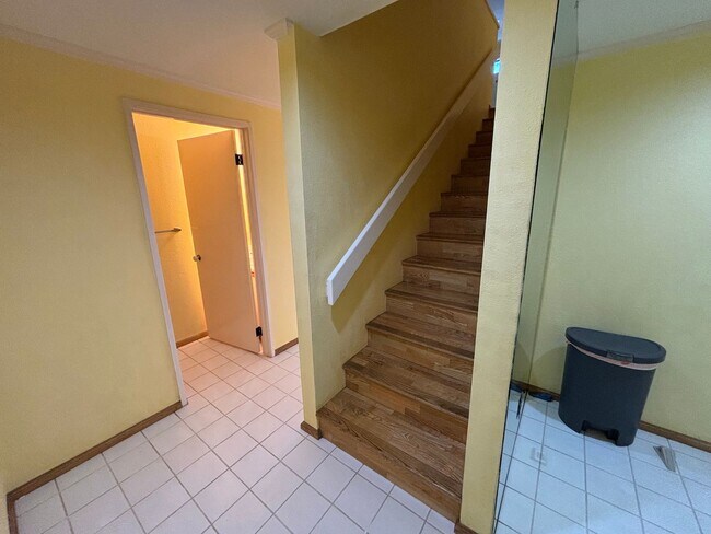 Foto del edificio - 2 Bedroom 1.5 Bathroom 2 Parkings at Nuuanu Streamside Spacious Ground Floor Unit Available Now!