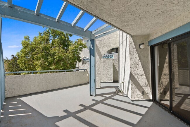 Foto del edificio - Beautiful 2B | 2B Condo in Los Feliz!