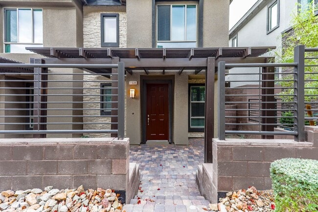 Foto del edificio - 3 Bed Nicely Upgraded Summerlin TownHome