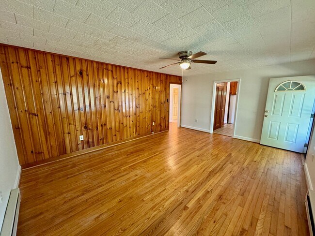 Foto del edificio - West AVL  - Mountain Views, Garden Space, Beautiful Yard!