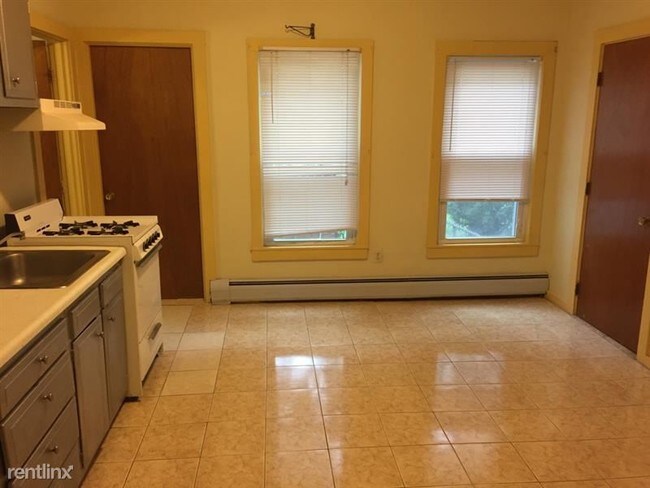 Foto del edificio - 1 br, 1 bath  - 12 Cogswell Ave