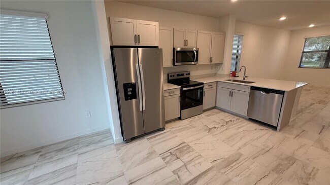 Building Photo - 1684 SE 7th Ct