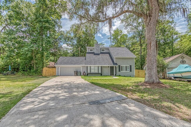 Foto del edificio - Large 3 bed 2 bath home with fenced backyard