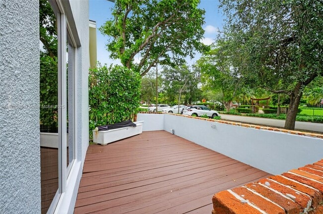 Building Photo - 537 Menendez Ave