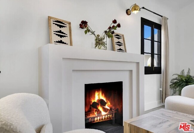 Building Photo - 8822 Rosewood Ave