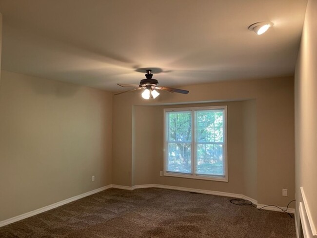 Building Photo - 3 Bed, 2 Bath $1,495.00!