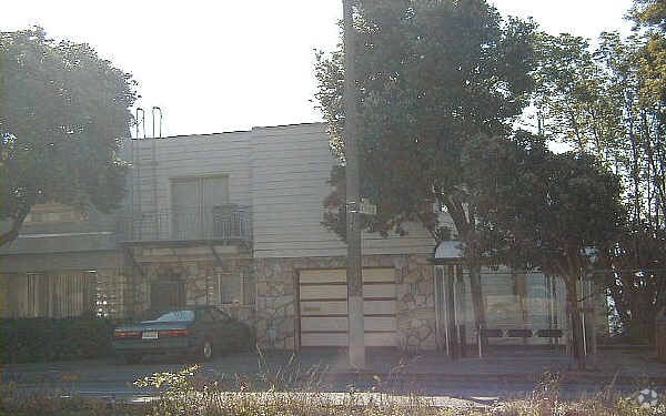 Building Photo - 450 Detroit St