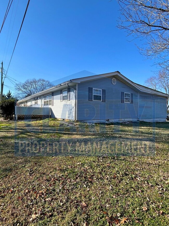 Building Photo - Three bedroom duplex in Charleston