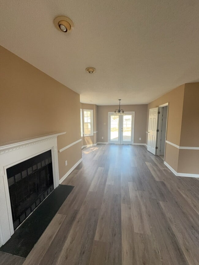 Building Photo - 105 Palamino Ct