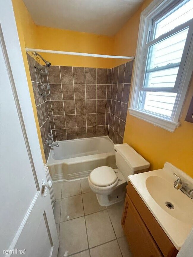 Building Photo - 1 br, 1 bath Condo - 1942 Capitol Ave NE A...