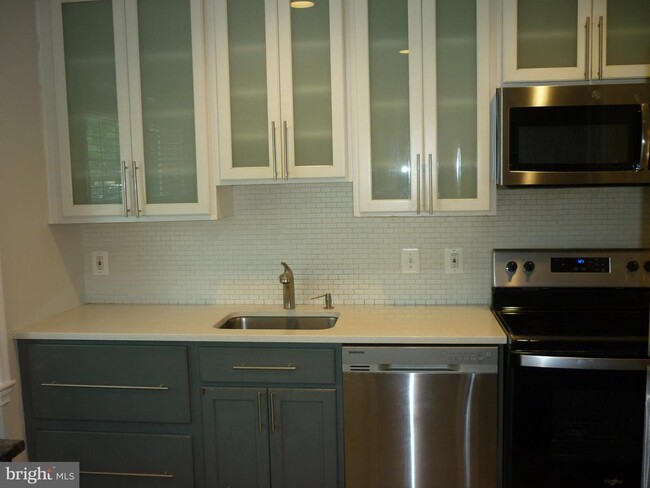 Building Photo - 13943 Water Pond Ct