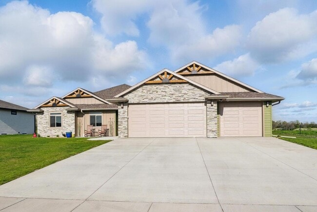 Building Photo - 5700 Island Ct