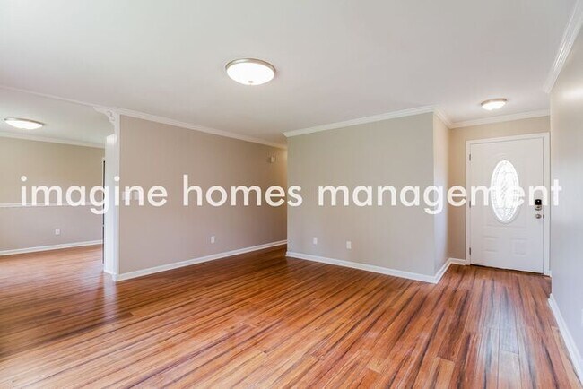 Building Photo - 3 Bedroom, 1.5 Bath Brick Ranch in Forest ...