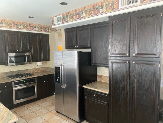 Building Photo - 8185 Bonaventure Dr