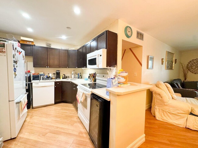 Foto del edificio - 124 NE 19th Ct