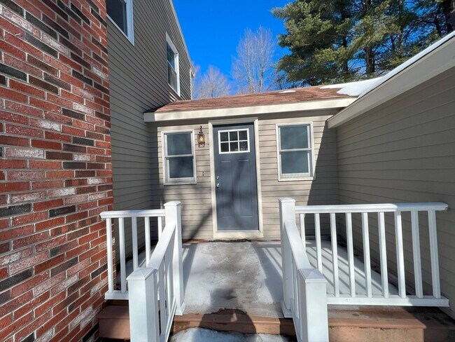Building Photo - 624 Bullard St