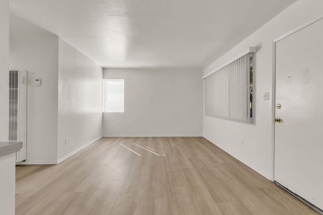 Foto del edificio - This is a large 2-bdr in a convenient, Freshly painted, updated kitchen counter tops and cabinets
