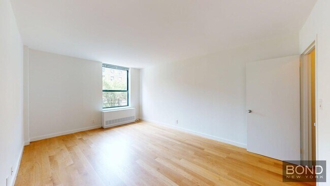 Building Photo - 247 W 87th St