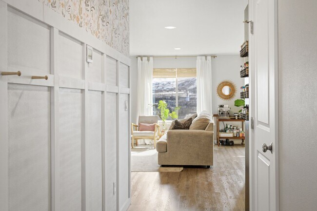 Building Photo - 3 bedrooms, 2 baths, and a 2-car garage East Wenatchee
