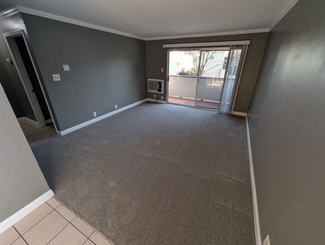 Building Photo - 2nd Floor Condo Available Now - Great Location!