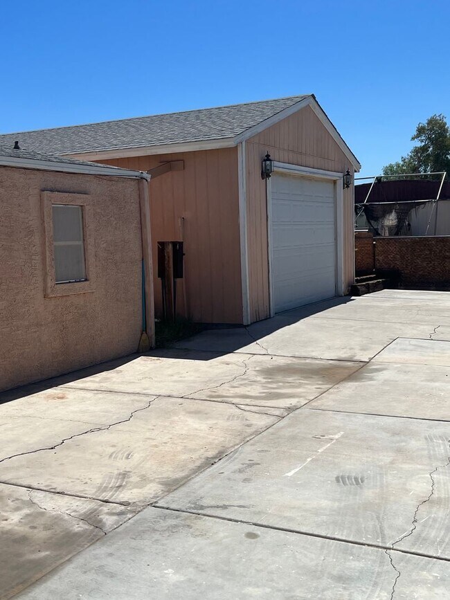 Foto del edificio - Double wide with detached garage rental