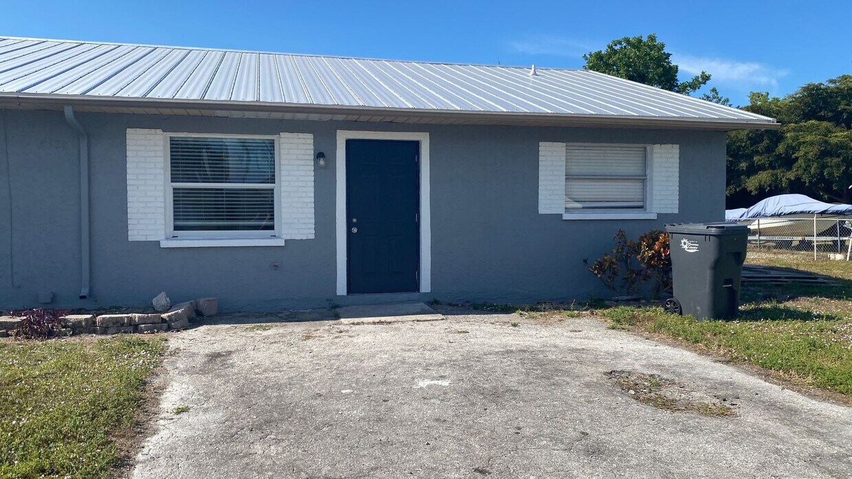 Primary Photo - Fully Remodeled 2/2 Villa, Stainless, Granite Fully Tiled! WIFI Included!