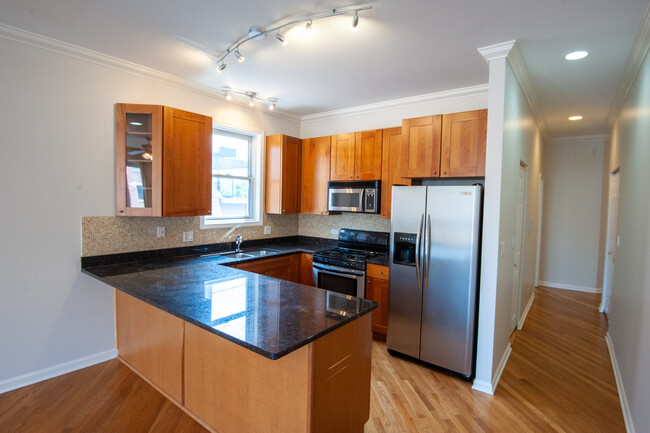 Foto del edificio - 2427 W Augusta Blvd